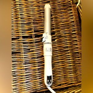 Monat rotating curling iron.